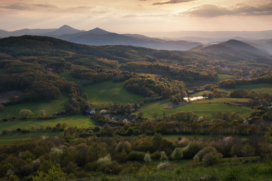 Jarní večer ve Středohoří